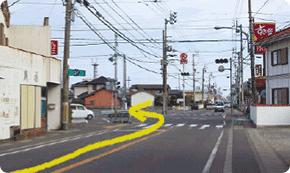 ①富岡西高校門前バス停②すき屋の信号を左折します。